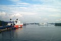 Blick von der Fähre Richtung Travemünde mit Fähre im Wendebereich