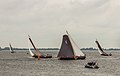 Skûtsjes in actie op het Sneekermeer.