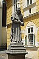 Heiligenstatue an der Kirche (Hl. Franz von Assisi)
