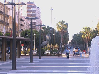 Español: Rambla de Almería. La ciudad ostenta el título de ser la capital europea con más horas de sol al año, haciendo honor al eslogan que dice Almería, donde el sol pasa el invierno (Rodolfo Lussnigg).