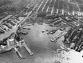 "Navy_Yard,_Brooklyn._New_York._1918_-_NH_117794.jpg" by User:Adam Cuerden