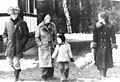 Familie Honecker beim Spaziergang im Winter