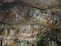 Français : Les grottes de Morgat 33 (grotte Sainte-Marine, roches stratifiées et pendage)