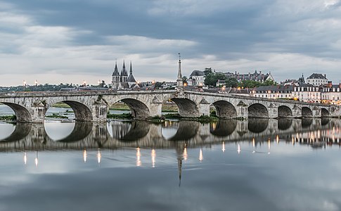 "Bridge_of_Jacques-Gabriel_in_Blois_02.jpg" by User:Tournasol7