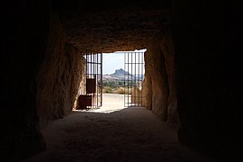 Dolmen de Menga, Peña de los enamorados desde el interior del dolmen.jpg