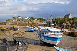 Chausey : La Grand Île et un bateau de pêche à marée basse