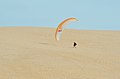 Un parapentiste gonfle sa voile sur la dune du Pilat.