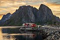 "Litl-Toppøya_by_Reinefjorden_and_Festhæltinden_in_Moskenes,_Nordland,_Norway,_2022_June.jpg" by User:Ximonic