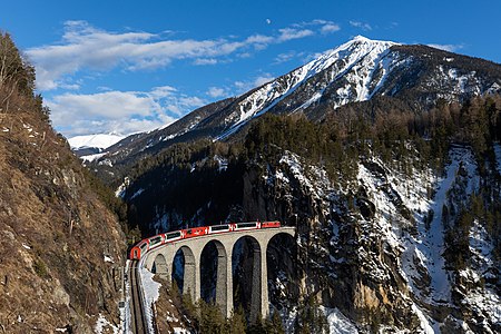 "RhB_Ge_4-4_II_614_Glacier_Express_on_Landwasser_Viaduct.jpg" by User:Kabelleger