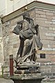 Heiligenstatue an der Kirche (Hl. Petrus)