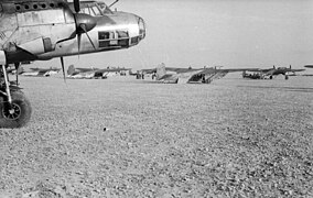 Bundesarchiv Bild 101I-565-1407-35A, Italien, Dornier Do 17, Lastensegler DFS 230.jpg