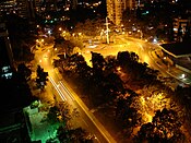 Monumento a Juan Pablo II, Avenida Las Américas de noche.