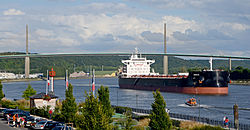 Cargo sur la Seine devant Caudebec en Caux