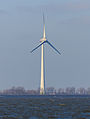 De Ambtenaar, de hoogste windmolen van Europa staat bij Medemblik. Zicht vanaf de MS Friesland.