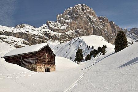 "Barn_on_Mastlé_mountain_Gherdëina.jpg" by User:Moroder