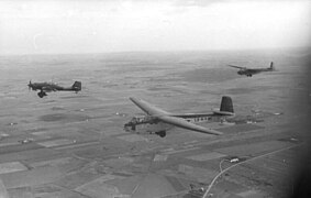 Bundesarchiv Bild 101I-567-1523-35A, Italien, Lastensegler DFS 230, Ju 87.jpg