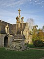 Le calvaire près de l'église paroissiale Saint-Hernin, vue d'ensemble côté ouest 2