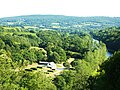 La vallée de l'Aulne et le château de Trévarez vus depuis le belvédère de Châteauneuf-du-Faou dominant l'Aulne