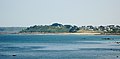 Locquirec : la pointe du Corbeau et la plage des Sables Blancs vus depuis le GR 34 à l'ouest de Poul Rodou (en Guimaëc).