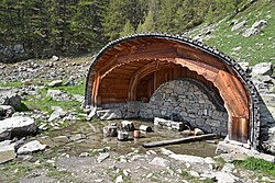 Source des Séyères (2056m) source du torrent Sainte-Marthe au-dessus d'Embrun (Hautes-Alpes)