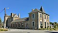 La mairie de Lancieux dans les Côtes-d’Armor vue du côté nord avec la rue des Écoles.
