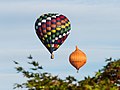 Meerdere ballonnen gelijktijdig in de lucht tijdens de Jaarlijkse Friese ballonfeesten in Joure.