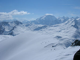 in snow. Schnee auf dem Hochgebirgspass.