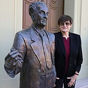 Karikó Katalin with Statue of Albert Szent-Györgyi.jpg