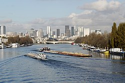 Deux péniches se croisent sur la Seine à hauteur du bois de Boulogne