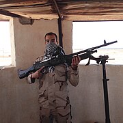 جندي مصري يحمل سلاح FN MAG بنسخته المصرية.jpg