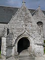 Le porche sud de l'église Saint-Guinal