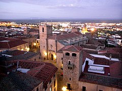 Centro histórico de Cáceres (9840606215).jpg