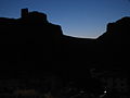 Amaneciendo, se ve la silueta de los montes de alrededor