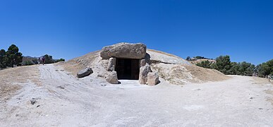 Dolmen de Menga. Exterior.jpg