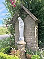 La statue Notre-Dame-de-Persévérance à Corseul dans les Côtes d'Armor, une œuvre du sculpteur français Adolphe Masselot au début du XXe siècle.