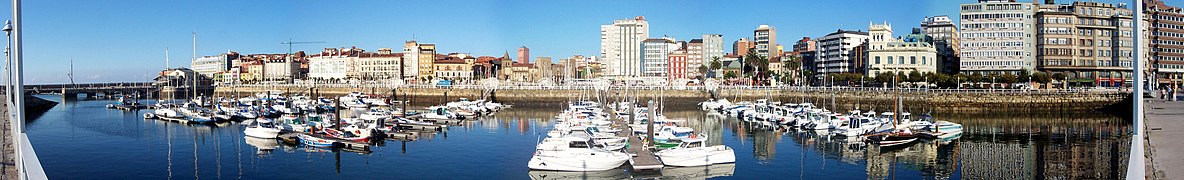 Puerto deportivo con el barrio de Cimadevilla al fondo.