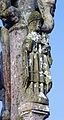 Le calvaire près de l'église paroissiale Saint-Hernin, statue de saint Pierre