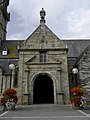 L'église paroissiale Saint-Pierre, le porche sud