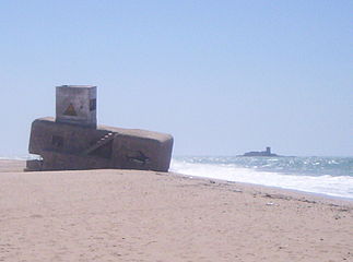 Español: Playa de Camposoto con castillo de Sancti Petri al fondo.