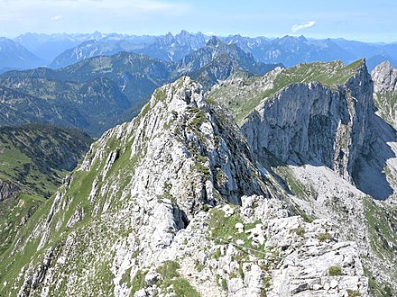 Foto von der Hochplatte über den Säuling zu den Tannheimer Bergen mit Hahnenkamm und Gaichtspitze links der Felsgipfel