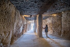 Dolmen de Menga. Interior 2.jpg