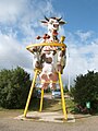 La vache géante assise dans sa chaise haute de bébé, sur le parking du parc d'attraction Festyland à Bretteville-sur-Odon dans le Calvados.