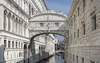 Facciata sul canale e Ponte dei Sospiri.