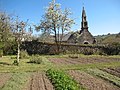 Saint-Rivoal, jardin du Presbytère, église