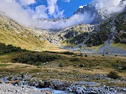 Le Clot Civier avec en arrière plan le Sirac (Parc national des Ecrins)