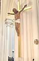 Superbe Croix en bois doré avec Jésus Christ crucifié, seulement vêtu du périzonium (ou Saint Pagne) constitué avec l'écharpe de l'auteur de cette œuvre, le sculpteur Alain Savariau.