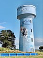 Le château d’eau de Gaël en Ille-et-Vilaine, orné d’une fresque monumentale représentant le roi et saint Judicaël, réalisé par l’artiste peintre globe trotter Frédéric Gracia.