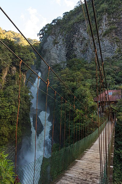 Vista de un puente sobre el Pailón del Diablo (Cascada de Río Verde), una cascada en la provincia de Tungurahua, cerca al pueblo Baños, en Ecuador. Looking over a bridge crossing the Green River Waterfall (or the Cauldron of the devil), a waterfall in the province of Tungurahua, Ecuador, close to the town Baños.