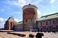 English: Courtyard of the Castle; Holy Trinity Chapel and 13th-century tower. Polski: Dziedziniec zamkowy - kaplica Trójcy Świętej i XIII wieczna wieża