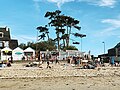 Des vacanciers sur la plage de Saint-Sieu à Lancieux, au niveau de la saladerie.